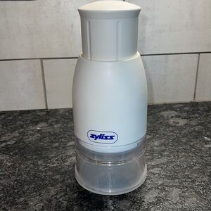 Zyliss White Food Chopper. Looks brand new. May never have been used